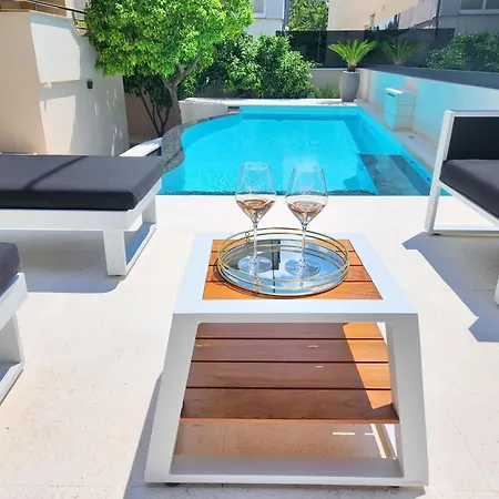 Calypso Royal شقة